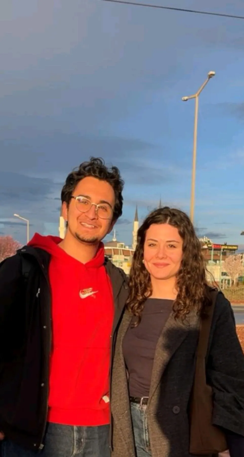 Ege ve Ceylin birlikte gülümsüyor
