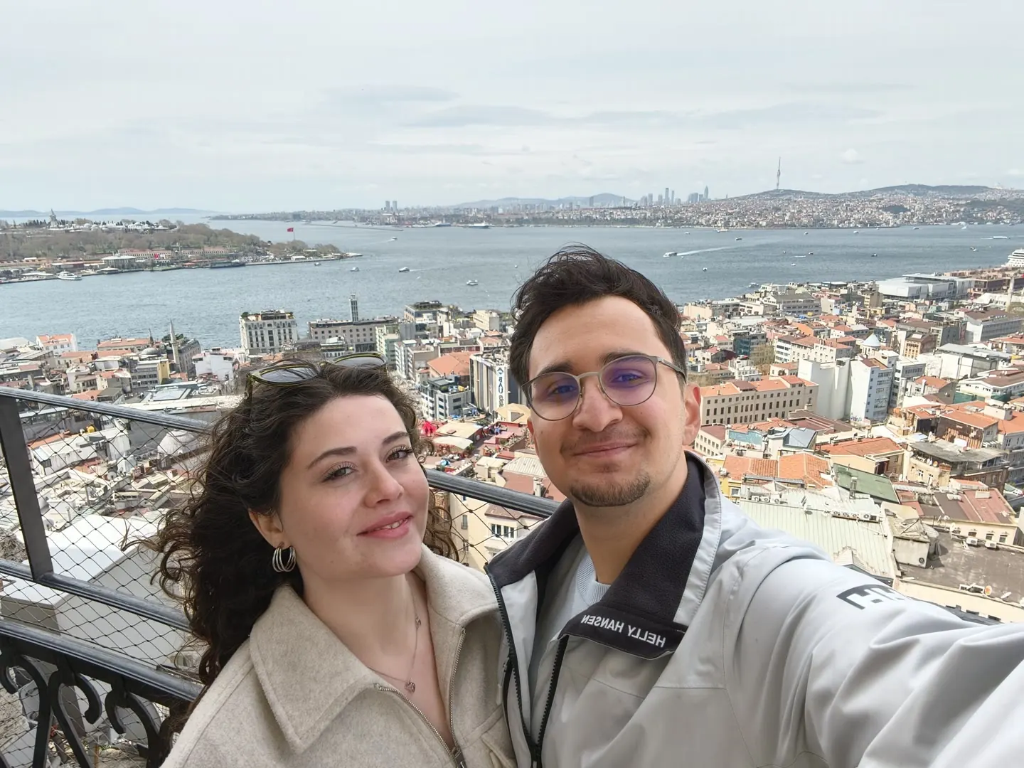 Ege ve Ceylin İstanbul manzarası önünde