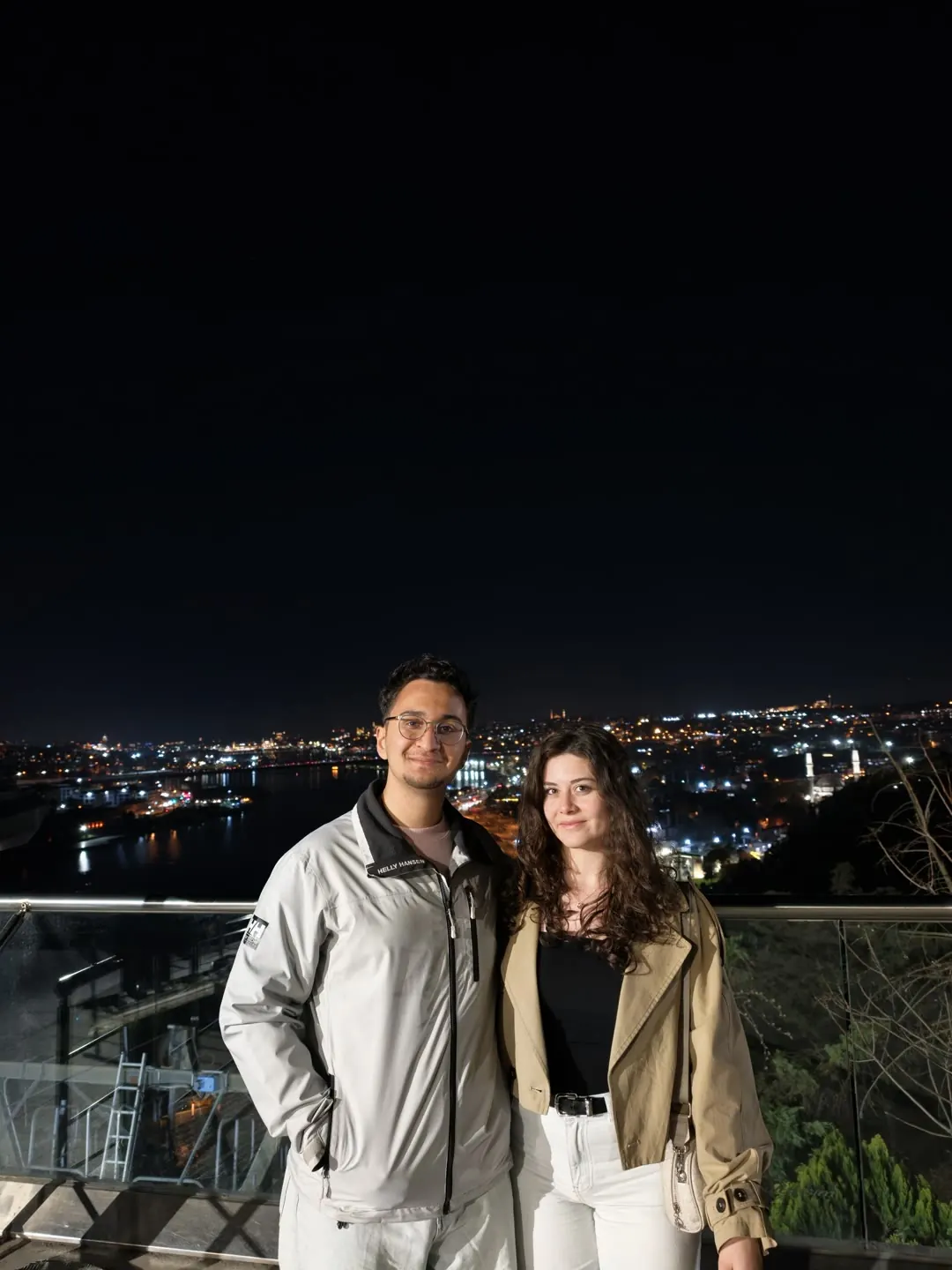 Gece İstanbul manzarasında birlikte