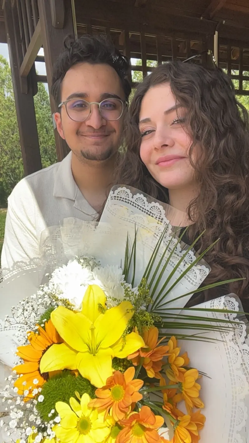 Ege ve Ceylin sarı çiçeklerle