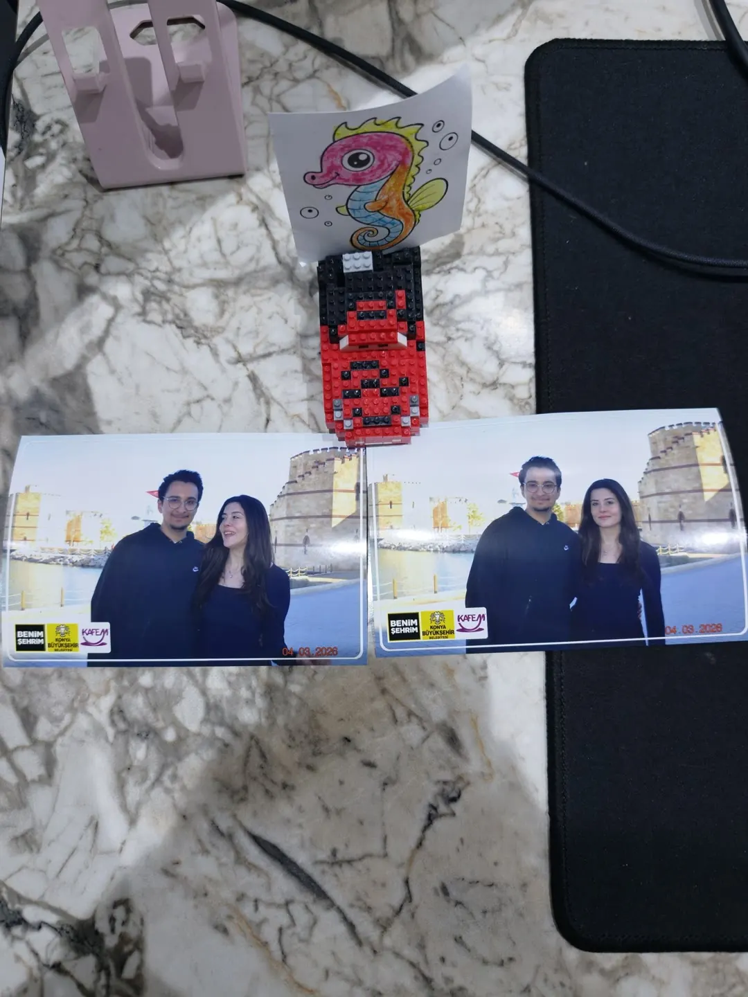 Ege ve Ceylin'in fotoğraf şeritleri ve el yapımı hediyeleri